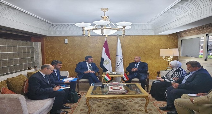 بالصور .. وزير النقل يبحث مع وزير الصناعة المجري توطين صناعة السكك الحديدية والتعاون في  تصنيع الأوتوبيس البرمائي