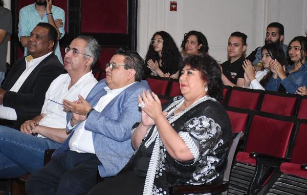 بالصور.. وزيرة الثقافة تسلم شهادات تخرج الدفعة الأولى لورشة “إبدأ حلمك” بالإسكندرية