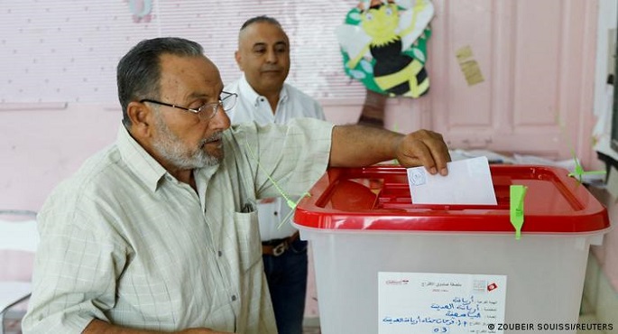 “الخليج” الإماراتية: الشعب التونسي يوجه الضربة القاضية للإخوان