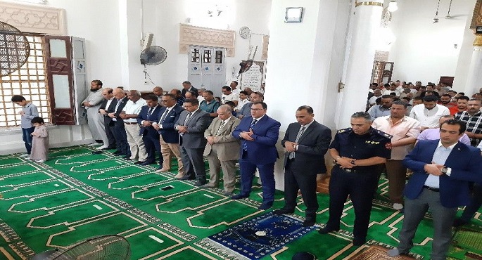 محافظ السويس يؤدى صلاة عيد الأضحى المبارك بمسجد بدر ببورتوفيق