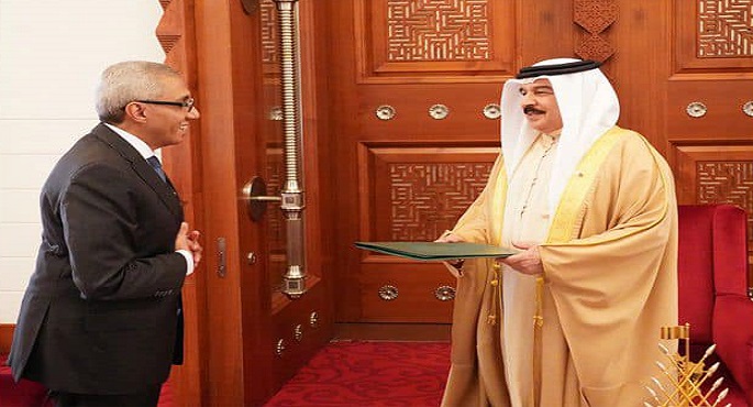 السفير المصري يسلم عاهل البحرين الدعوة الموجهة من الرئيس السيسي للمُشاركة في مؤتمر المناخ