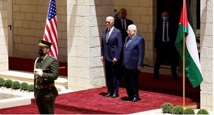 بايدن يلتقي الرئيس الفلسطيني قبيل مغادرته للسعودية