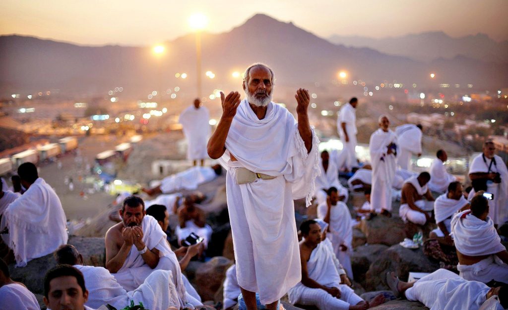 الركن الأعظم.. حجاج بيت الله يتوافدون إلى عرفات