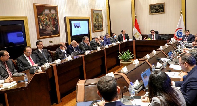 خلال اجتماعه الأسبوعي.. خالد عبد الغفار يوجه بتطعيم المواطنين بلقاح كورونا لمن مرَ على جرعته السابقة 6 أشهر