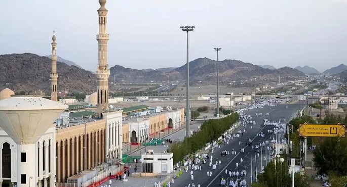 الحجاج يتوافدون إلى مسجد “نمرة” لصلاة الظهر والعصر جمعا في عرفات