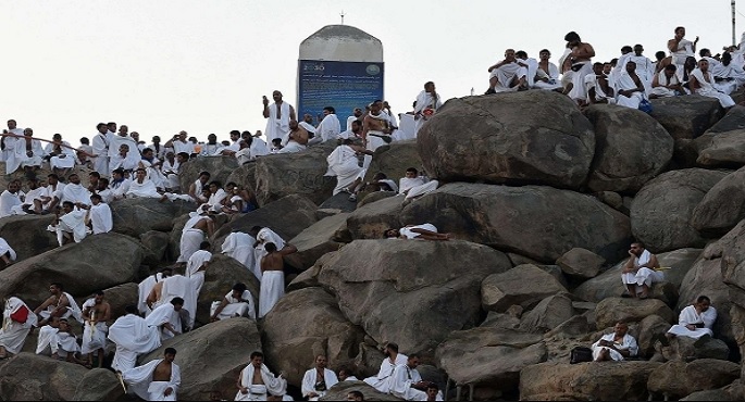 ضيوف الرحمن يقفون على جبل عرفات لأداء ركن الحج الأعظم