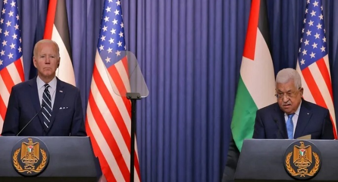 خلال مؤتمر صحفي مشترك مع الرئيس الفسطيني.. بايدن يؤكد أن التزامه تجاه هدف حل الدولتين لم يتغير