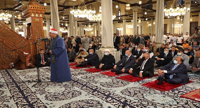 محافظ القاهرة وعدد من الوزراء يؤدون صلاة الجمعة بمسجد الحسين احتفالا بالعيد القومي للقاهرة