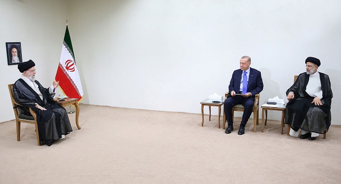 خامنئي لأردوغان: تنفيذ ضربة عسكرية بسوريا سيزعزع استقرار المنطقة
