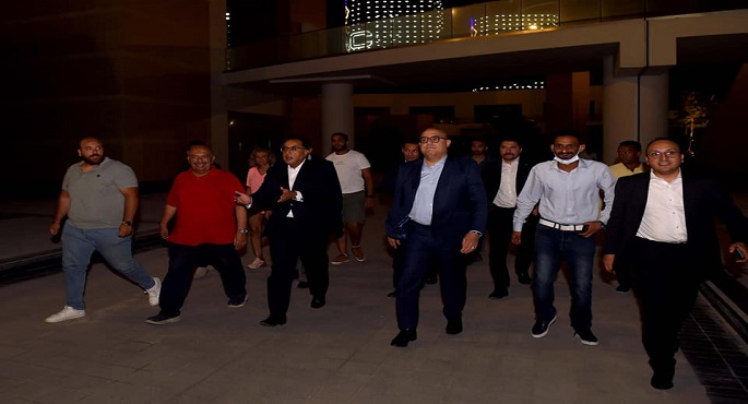 بالصور.. رئيس الوزراء يقوم بجولة ليلية لتفقد المنطقة الترفيهية بالعلمين الجديدة بعد تشغيلها