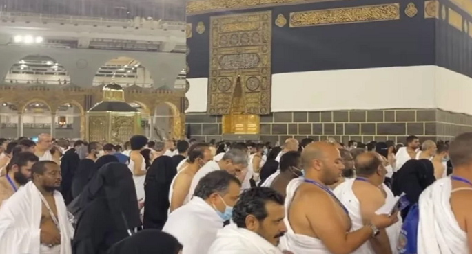 مئات آلاف الحجّاج يؤدون “طواف القدوم” حول الكعبة