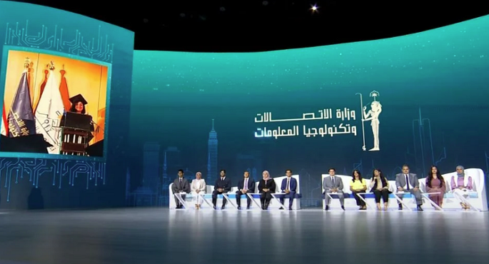 الرئيس السيسي يشهد جلسة حوارية للشباب المستفيدين من مبادرات ومنح وزارة الاتصالات