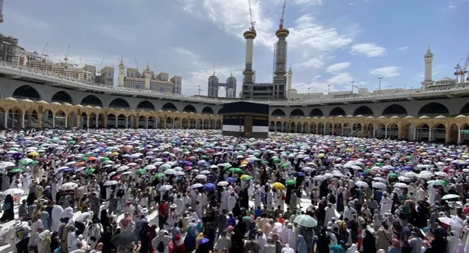 الحجاج يتوافدون إلى المسجد الحرام لأداء طواف الوداع