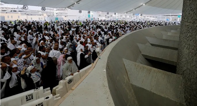 حجاج بيت الله الحرام يرمون الجمرات ثاني أيام التشريق