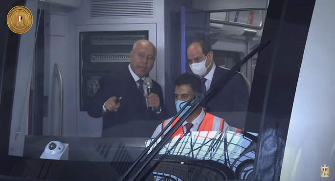 الرئيس السيسي يستقل القطار الكهربائي الخفيف إيذاناً ببدء تشغيله