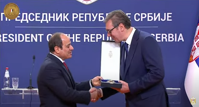 بالفيديو .. الرئيس الصربي يمنح الرئيس السيسي وسام الجمهورية الصربية