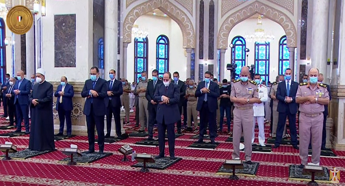 بالفيديو .. الرئيس السيسي يؤدي صلاة عيد الأضحى بمسجد المشير طنطاوي