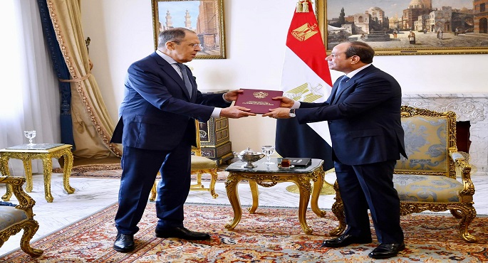 بالصور.. لافروف يسلم الرئيس السيسي رسالة من نظيره الروسي فلاديمير بوتن