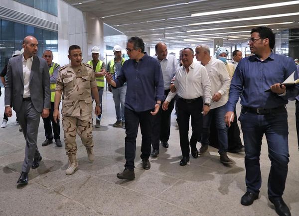 بالصور.. وزير السياحة والآثار يتفقد قاعات العرض الرئيسية ومتحف مراكب خوفو بالمتحف المصري الكبير