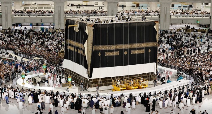 بالصور.. استبدال كسوة الكعبة المشرفة