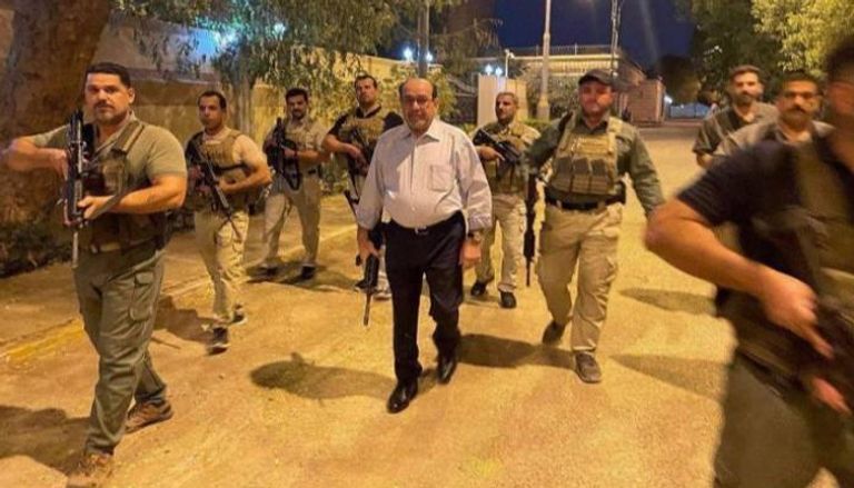 بعد اقتحام المنطقة الخضراء.. المالكي يحمل سلاحا ويخرج للشارع