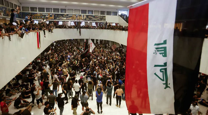 أتباع الصدر يقتحمون مبنى البرلمان فى المنطقة الخضراء ببغداد