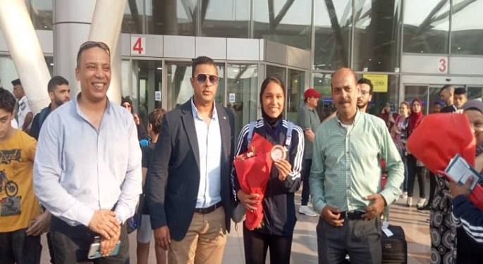 وزير الرياضة يستقبل الفوج الأول للبعثة المصرية بألعاب البحر المتوسط بمطار القاهرة