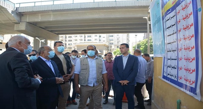 بالصور .. وزير التنمية المحلية ومحافظ الجيزة  يتفقدان مواقف المريوطية والجيزة للاطمئنان على الإلتزام بالتعريفة الجديدة