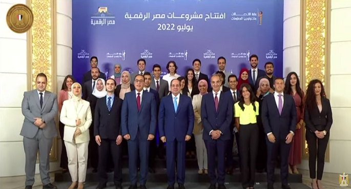 صورة تذكارية تجمع الرئيس السيسي والشباب المشارك بافتتاح عدد من مشروعات “مصر الرقمية”