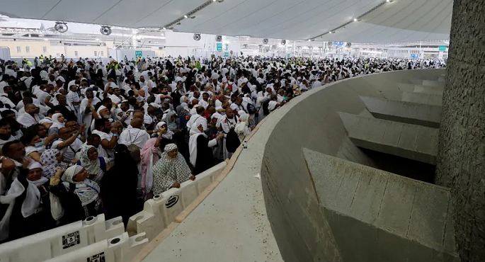 الحجاج يواصلون رمى الجمرات فى ثانى أيام التشريق.. والمتعجلون يغادرون اليوم