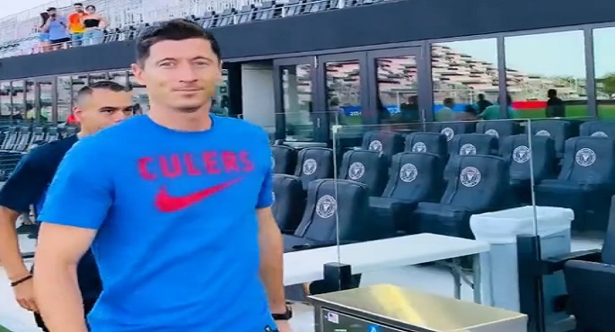 ليفاندوفسكي يجتاز الكشف الطبي في برشلونة