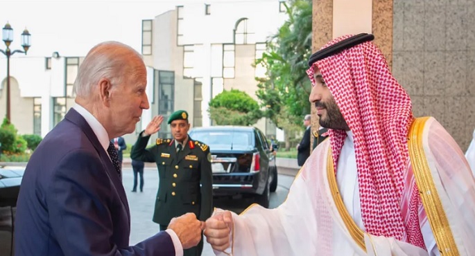 ولي العهد السعودي يستقبل الرئيس الأمريكي بايدن لدى وصوله قصر السلام في جدة