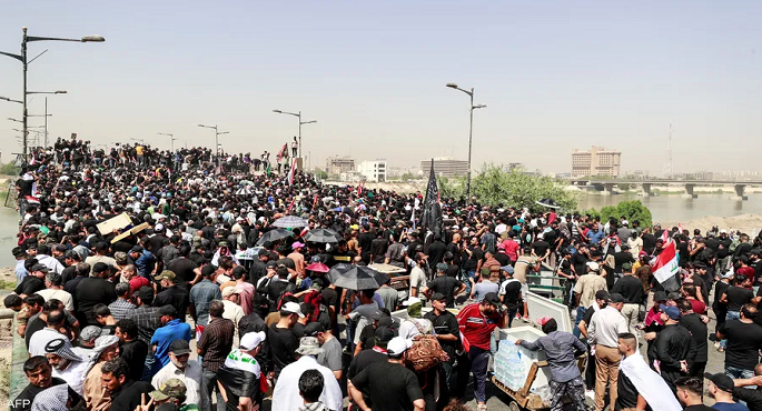 الآلاف من أنصار التيار الصدري يصلون إلى أبواب المنطقة الخضراء بالعاصمة بغداد