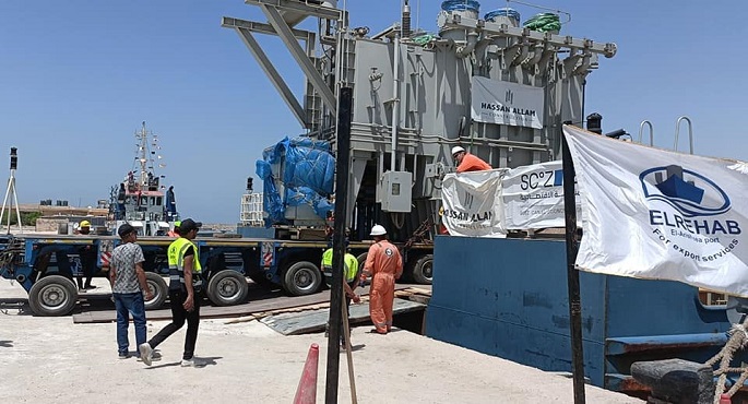 بالصور.. ميناء العريش يستقبل شحنتي معدات محطة الكهرباء خلال أول وثاني أيام العيد