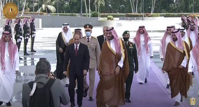 بالفيديو .. الرئيس السيسي يصل السعودية للمشاركة في ” قمة جدة “
