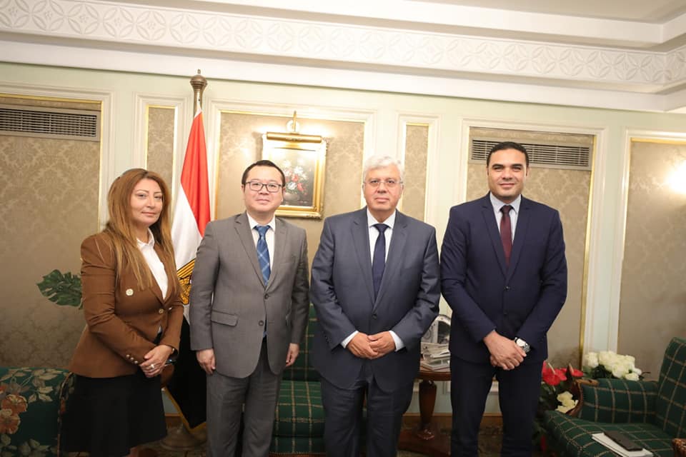 بالصور.. وزير التعليم العالى يستقبل وفد شركة هواوى تكنولوجيا مصر