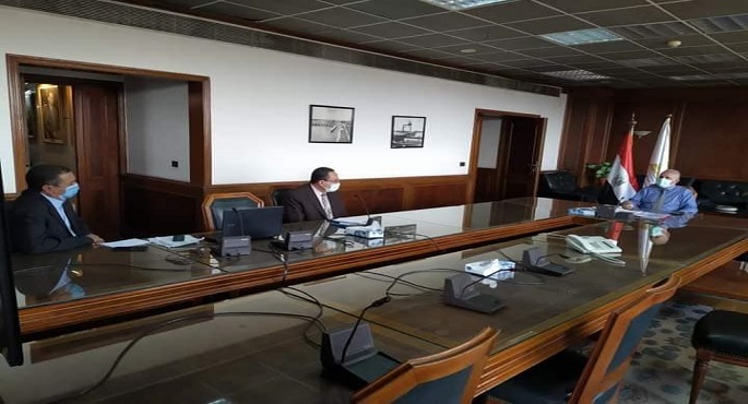 بالصور .. وزير الري يستعرض الموقف التنفيذى لمشروع قناطر ديروط الجديدة
