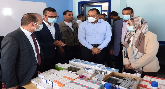 بالصور.. مدبولي يتفقد العيادات الثابتة بالمدرسة الثانوية التجارية بقرية كفر داود بالبحيرة