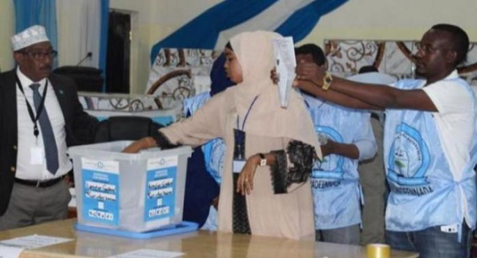 الكينيون يصوتون اليوم لاختيار أعضاء البرلمان ورئيس جديد للبلاد