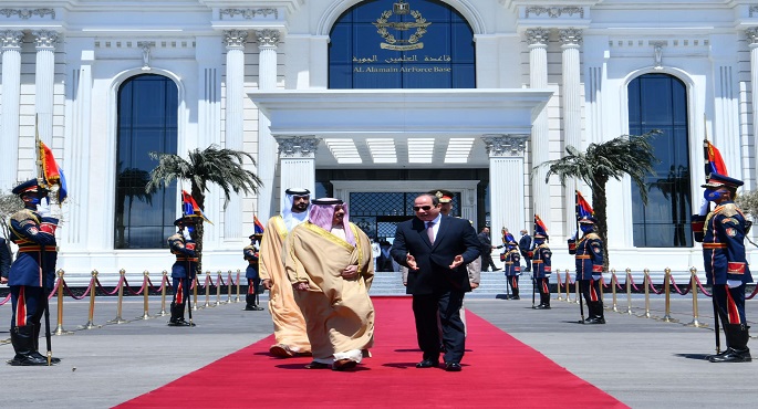 بالفيديو والصور.. الرئيس السيسي يودع عاهل البحرين الشقيقة بمطار العلمين الدولي