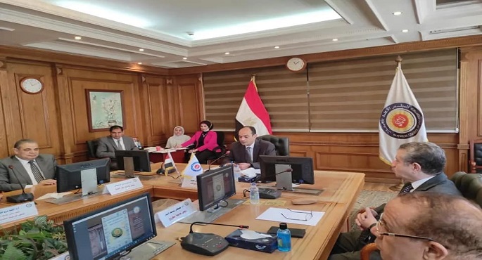 بالصور.. وزير التعليم العالي يستعرض تقريرًا حول اجتماع المجلس الأعلى لشئون الدراسات العليا والبحوث
