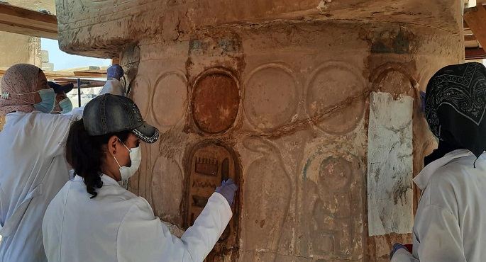 بالصور.. الاثار: استئناف أعمال ترميم أعمدة صالة الأعمدة الكبري بمعابد الكرنك