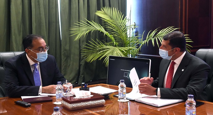 بالصور.. رئيس الوزراء يلتقي الرئيس التنفيذي للهيئة العامة للاستثمار والمناطق الحرة لمتابعة عدد من المشروعات