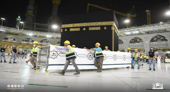 تزامناً مع موسم العمرة .. رفع الحواجز حول الكعبة المشرفة