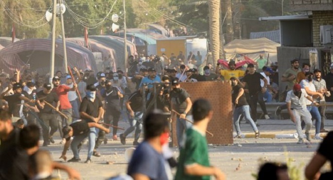 قصف المنطقة الخضراء ببغداد بالصواريخ .. وتواصل الاشتباكات العنيفة فيها مع ارتفاع الضحايا إلى 30 قتيلا