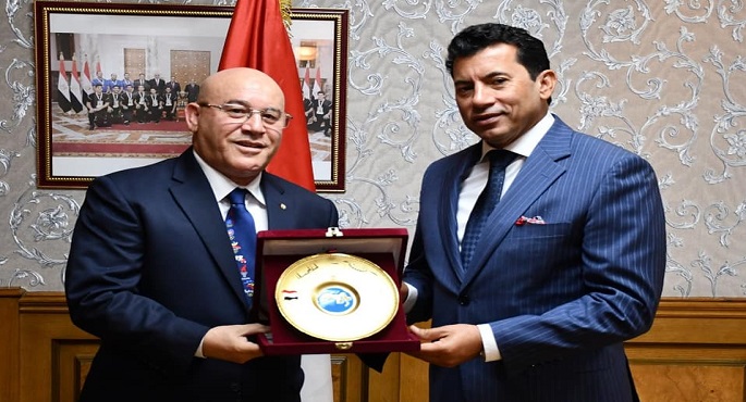بالصور.. وزير الشباب الرياضة يجتمع مع رئيس الاتحاد العربى للمصارعة