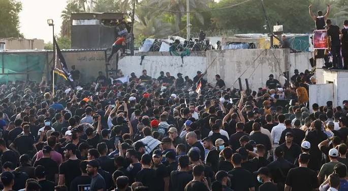 انسحاب أنصار الإطار التنسيقي من محيط المنطقة الخضراء ببغداد .. واستمرار اعتصام الصدريين
