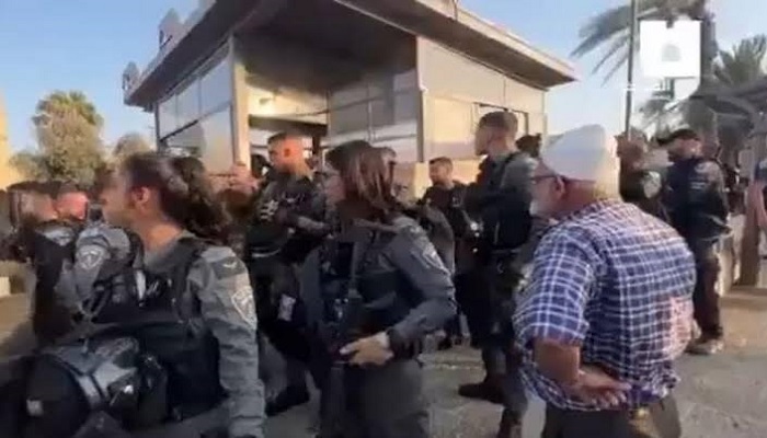 الاحتلال الإسرائيلي يقمع وقفة في باب العامود تنديدا بالعدوان على غزة ويعتقل شابا