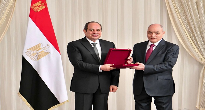 الرئيس السيسي يمنح المستشار عزت أبو زيد عبد الرحمن وسام الجمهورية من الطبقة الأولى