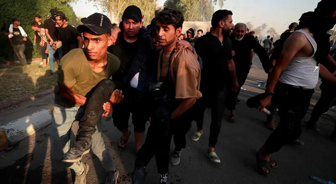 قتلى وجرحى في اشتباكات بين أنصار الصدر والحشد ببغداد.. وإعلان حظر تجول شامل في العراق